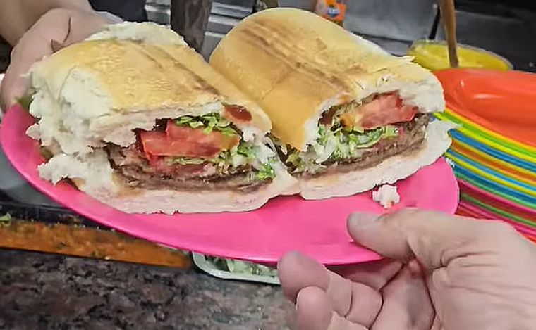 FOTO: El clásico sándwich de milanesa tucumano, un manjar. 