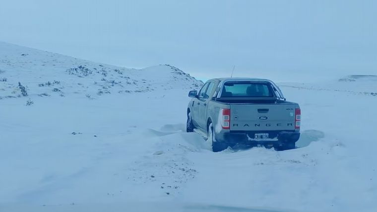 FOTO: Quedó varada su camioneta, bajó para pedir ayuda y murió de hipotermia