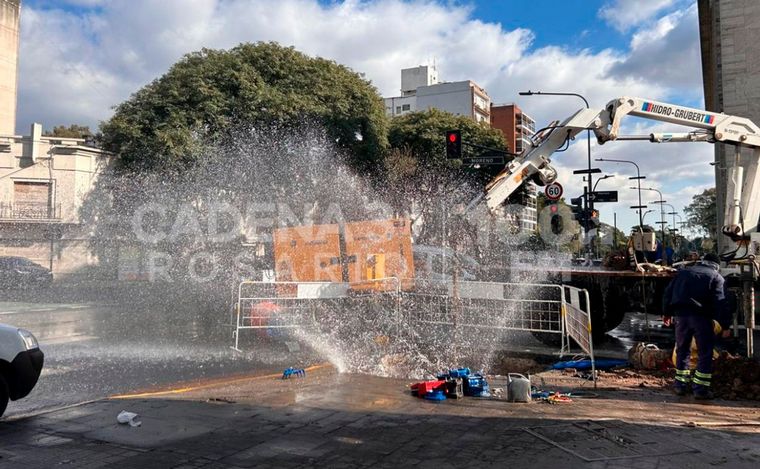 FOTO: La acumulación de agua hizo ceder un semáforo en la esquina. 