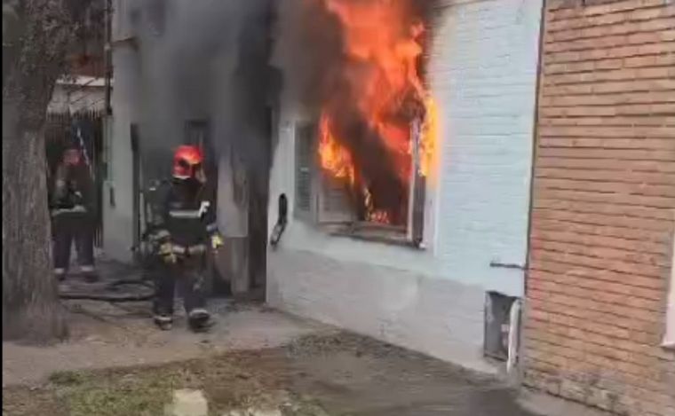 FOTO: Grave incendio en una vivienda de barrio Villa Páez en Córdoba