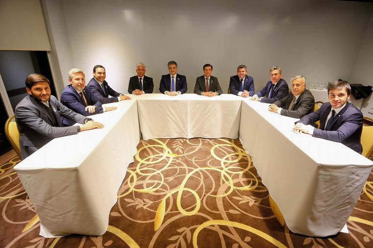 FOTO: Los gobernadores de Juntos por el Cambio, en la previa de la firma.