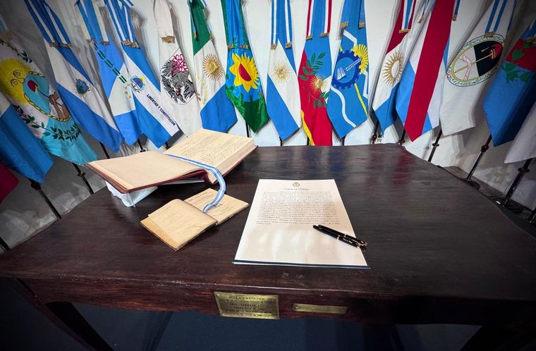FOTO: Milei y 18 gobernadores firmaron el Pacto de Mayo (Foto: Gentileza)