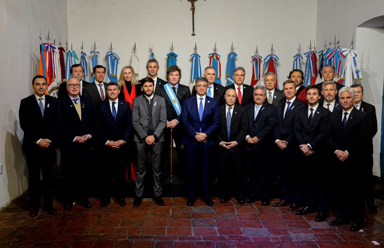 FOTO: Javier Milei junto a los 18 gobernadores que firmaron el Pacto. (@CasaRosada)