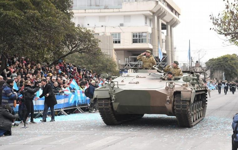 FOTO: Martín Llaryora encabezó el desfile cívico-militar en Río Tercero.
