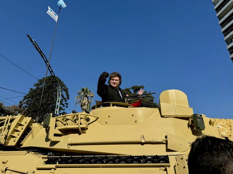 FOTO: Milei asiste al desfile militar en el Día de la Independencia
