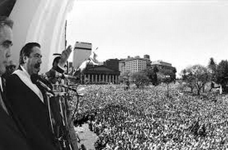 FOTO: Alfonsín habla desde el balcón de la Casa Rosada. Otros tiempos para los partidos.