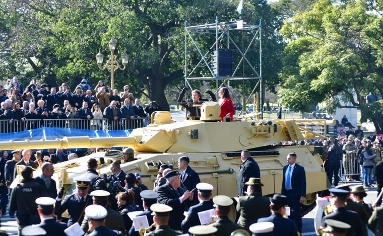 FOTO: Milei presentó uno de los primeros tanques en el desfile del 9 de julio. (Foto: NA)