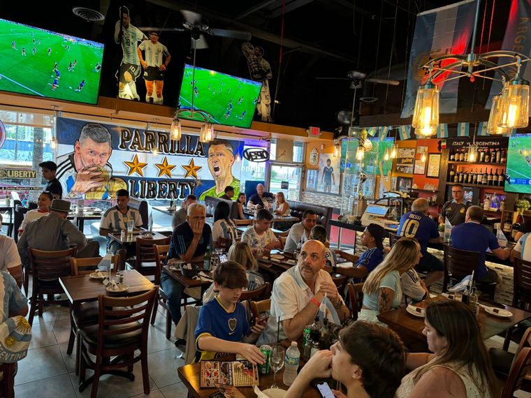 FOTO: Así se vive el partido de Argentina en un bar de Miami