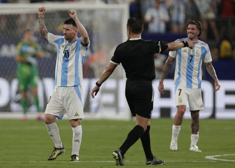 FOTO: Messi y De Paul, artífices del triunfo albiceleste.