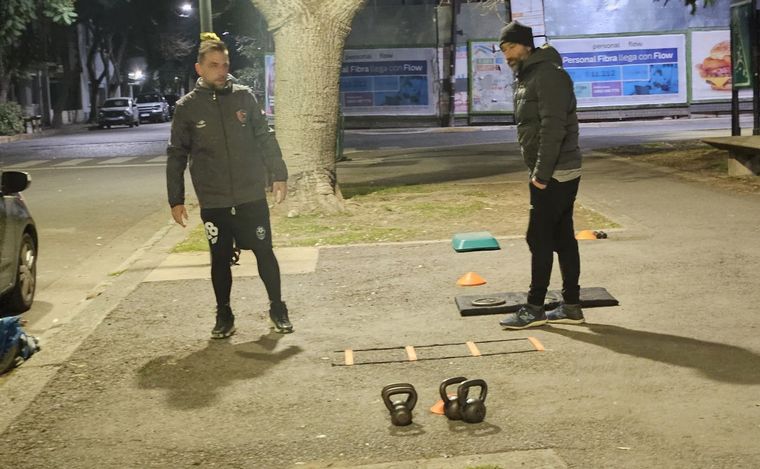 FOTO: Mariano y su alumno, dos rosarinos que no le temen a las bajas temperaturas. 