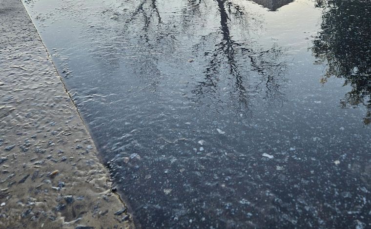 FOTO: El agua del charco se congeló. La escarcha provocó accidentes.