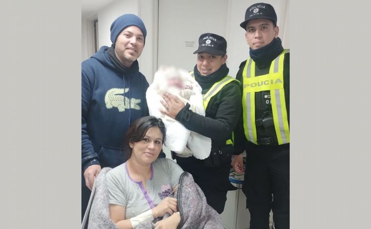 FOTO: Los suboficiales Jorge Díaz y Maira Correa junto a Daiana, su pareja y Yuliano.