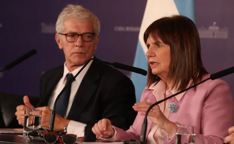 FOTO: Los ministros Mariano Cúneo Libarona y Patricia Bullrich. (Foto: NA)