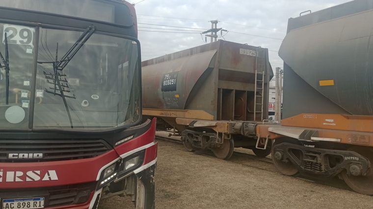 FOTO: Un tren de carga embistió un colectiva de la empresa Ersa