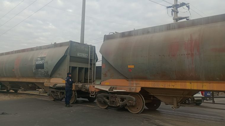 FOTO: Un tren de carga embistió un colectiva de la empresa Ersa