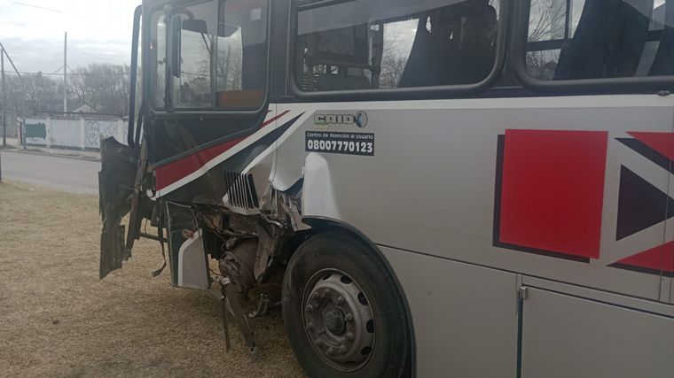 FOTO: Un tren de carga embistió un colectiva de la empresa Ersa