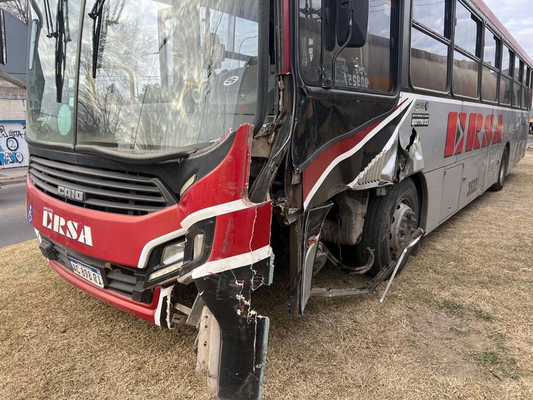 FOTO: Un tren de carga arrolló a un colectivo de Ersa operado por la empresa Tamse dejando 