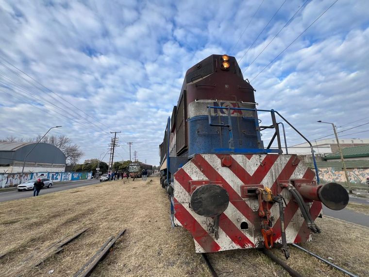 FOTO: Un tren de carga arrolló a un colectivo de Ersa operado por la empresa Tamse dejando 