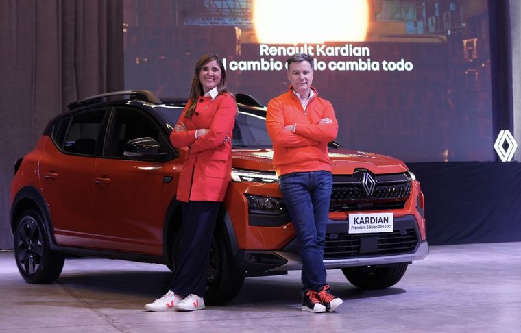 FOTO: Pablo Sibilla (Ceo Renault) y Valentina Solari (D.Comercial Renault) junto al Kardian