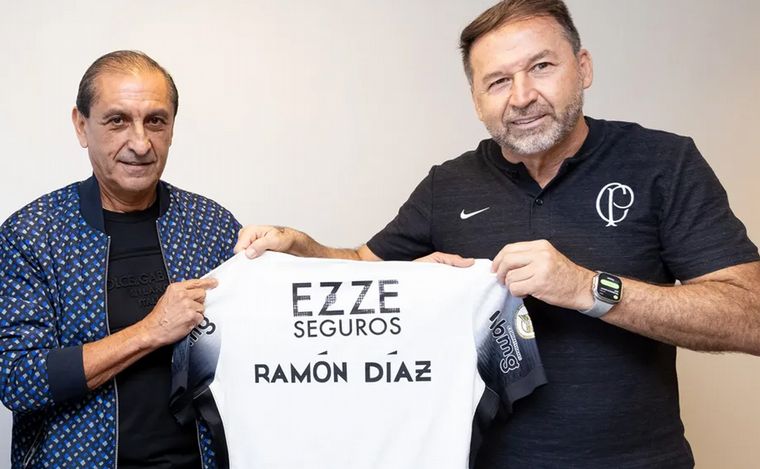 FOTO: Ramón Díaz junto al presidente del club, Augusto Melo.