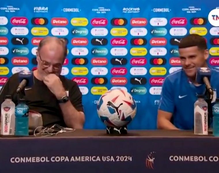 FOTO: Bielsa y Araújo, en conferencia de prensa (Foto: captura de TV)