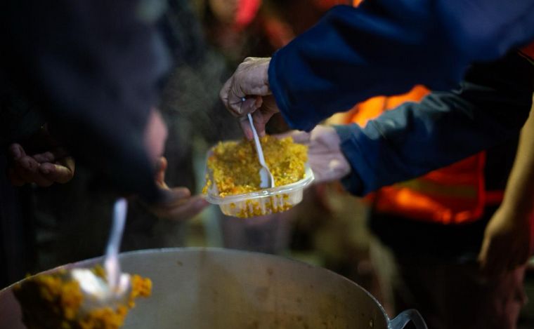 FOTO: Frío extremo: refuerzan raciones de comida distribuidas junto a excombatientes.