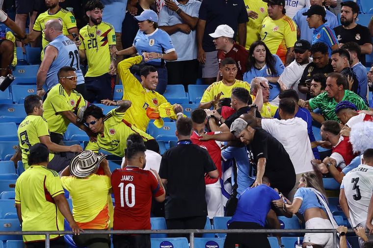 FOTO: Darwin Nuñez y otros jugadores de Uruguay a los golpes con hinchas colombianos