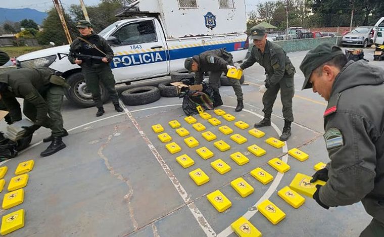 FOTO: El móvil de la policía y la droga secuestrada por Gendarmería.