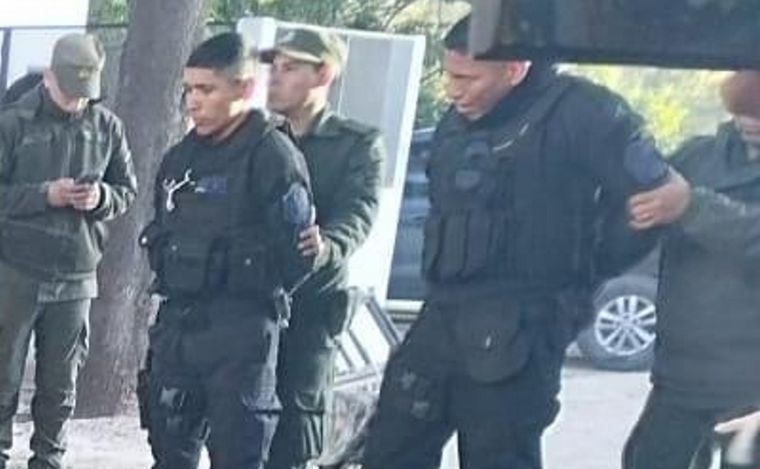 FOTO: Dos policías detenidos por transportar 400 kilos de cocaína en Salta.