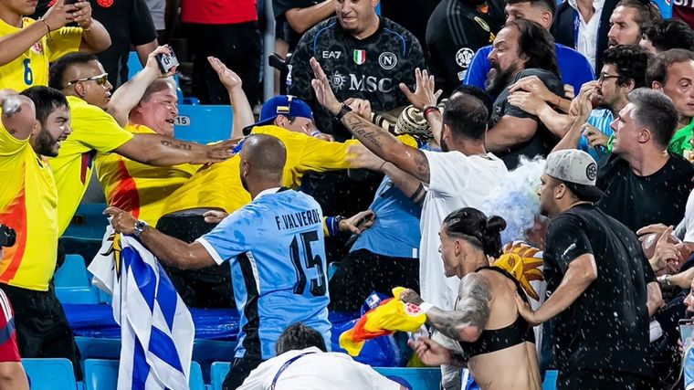 FOTO: Pelea entre los jugadores de Uruguay e hinchas de Colombia (Foto: The Objective)