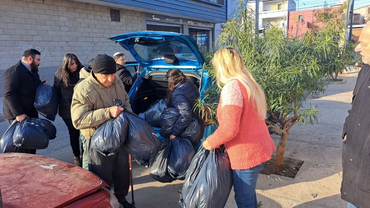 FOTO: Comenzó la entrega de las frazadas tejidas en Un abrigo al Corazón