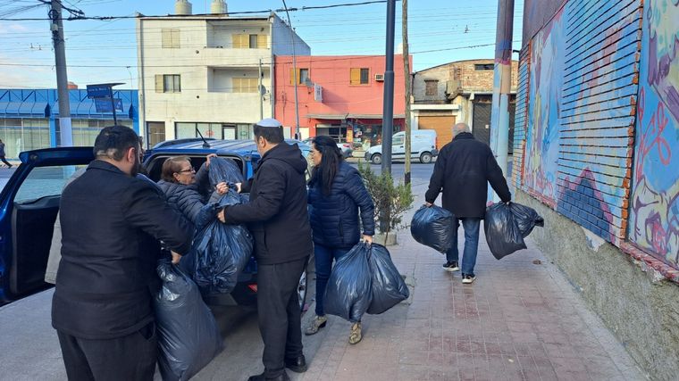 FOTO: Comenzó la entrega de las frazadas tejidas en Un abrigo al Corazón