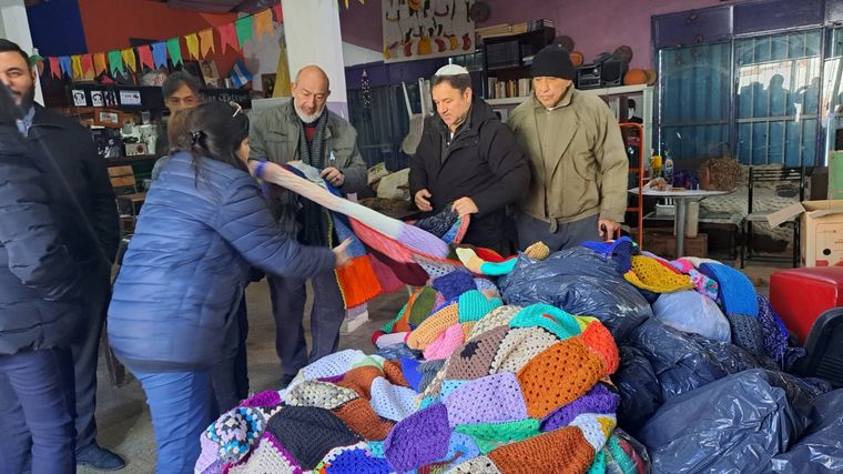 FOTO: Comenzó la entrega de las frazadas tejidas en Un abrigo al Corazón