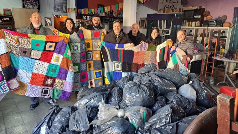 FOTO: Comenzó la entrega de las frazadas tejidas en Un abrigo al Corazón