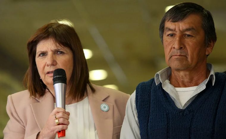 FOTO: Patricia Bullrich, junto al papá de Loan.