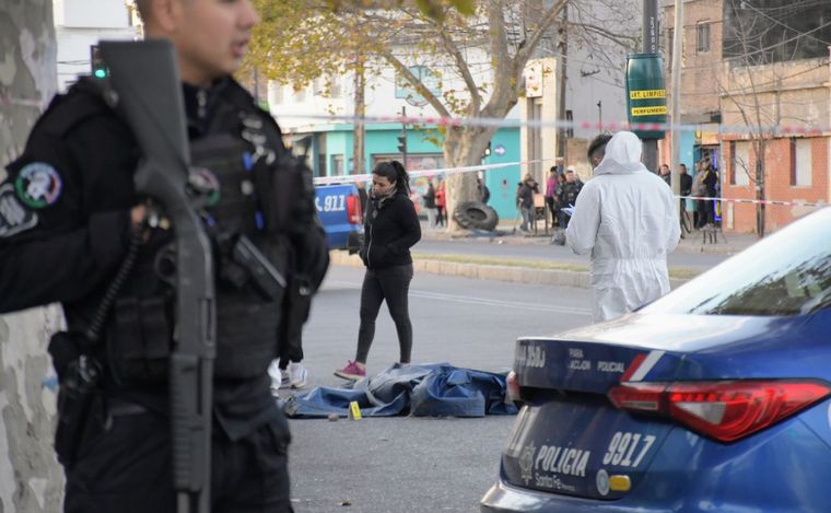 FOTO: Ejecutaron a tiros desde una moto a un hombre en el oeste de Rosario.