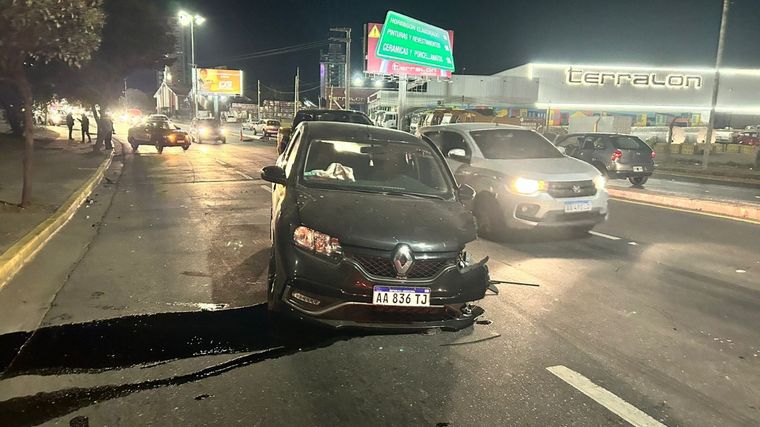 FOTO: Un auto derribó los postes de luz, su conductor resultó con heridas leves