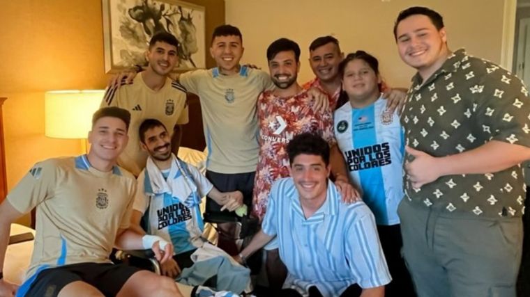 FOTO: Julián Álvarez, Enzo Fernández y Exequiel Palacios visitaron a Juancito