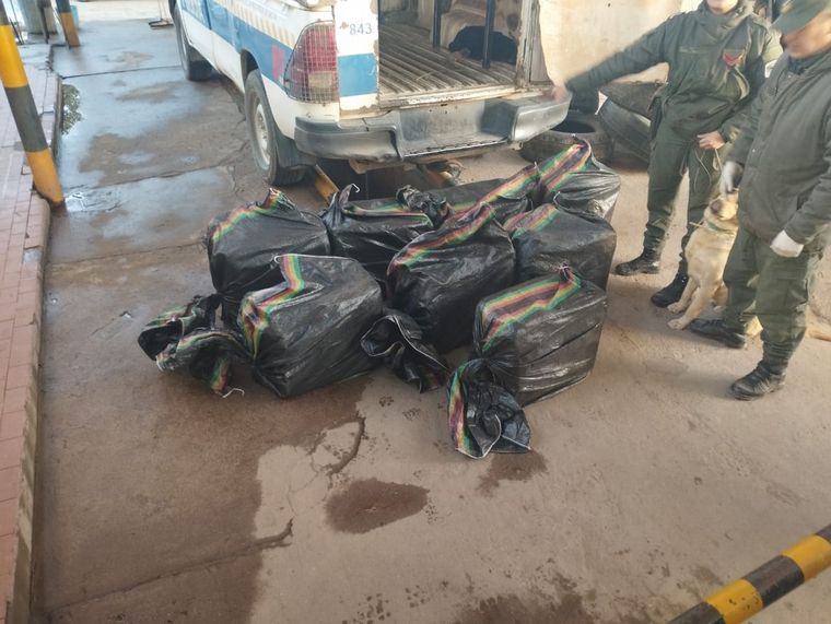 FOTO: Escándalo en Salta por narcopolicías que llevaban mas de 400 kilos de cocaína