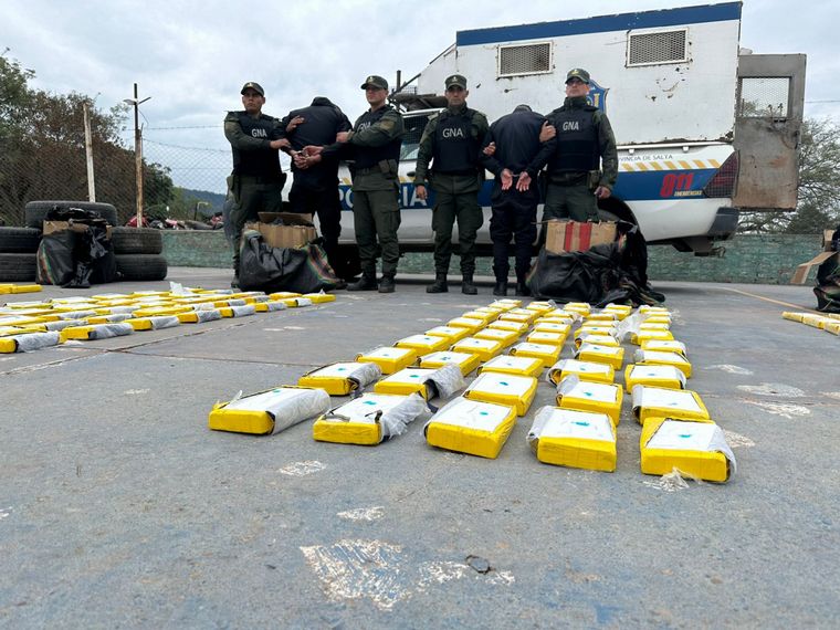 FOTO: Escándalo en Salta por narcopolicías que llevaban mas de 400 kilos de cocaína