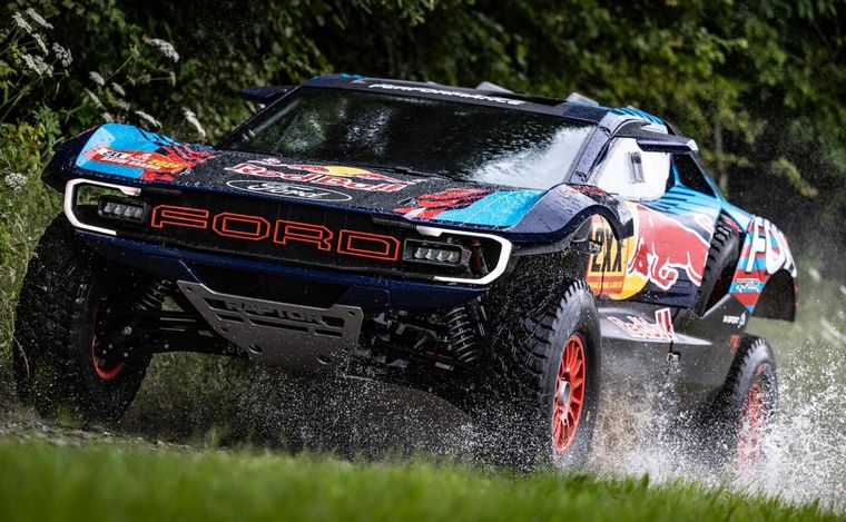 FOTO: Sainz acelerando la nueva Ford Raptor para el Dakar, en Goodwood