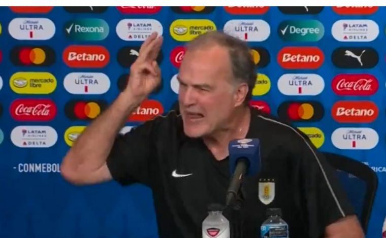 FOTO: Marcelo Bielsa y su enojo en conferenia de prensa. (Foto:Captura)