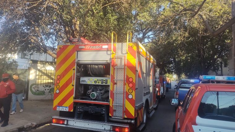 FOTO: Un colchón cayó en una estufa y se incendió un departamento: la familia se salvó