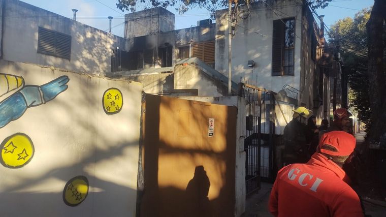 FOTO: Un colchón cayó en una estufa y se incendió un departamento: la familia se salvó