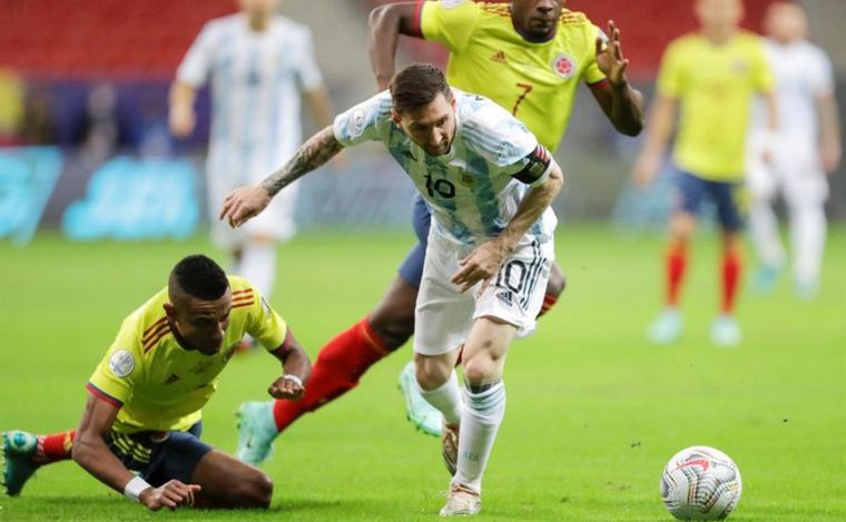 FOTO: Argentina y Colombia se enfrentan en la final de la Copa. 