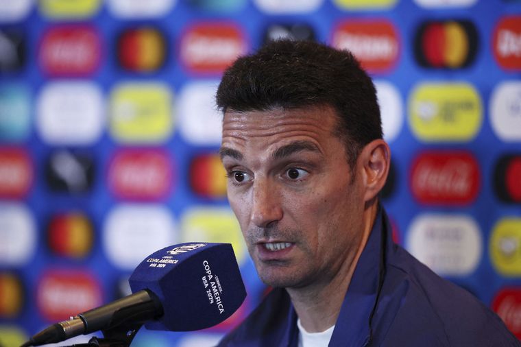 FOTO: Lionel Scaloni en conferencia de prensa. (Foto: archivo/NA)