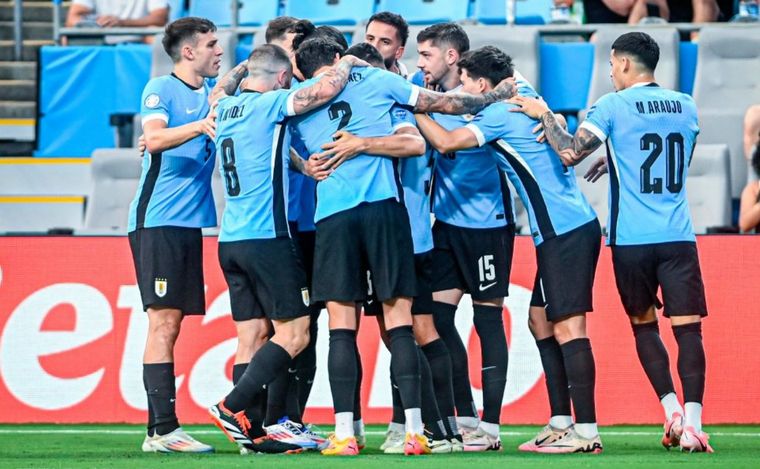 FOTO: Los jugadores uruguayos celebran el gol ante Canadá. (Foto:Copa América)