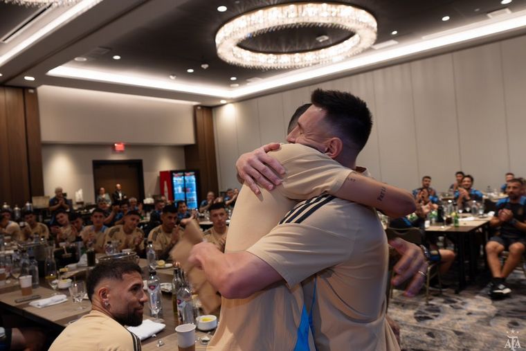 FOTO: Di María y Messi, en un emotivo abrazo (Foto: @Argentina)