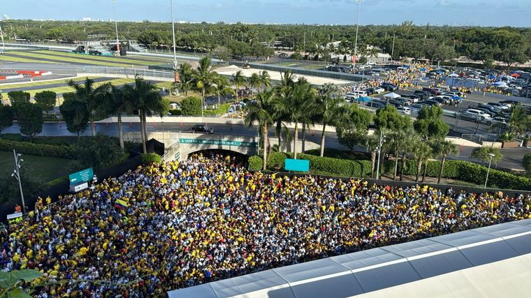 FOTO: Incidentes en las afueras del estadio: la policía cerró los ingresos