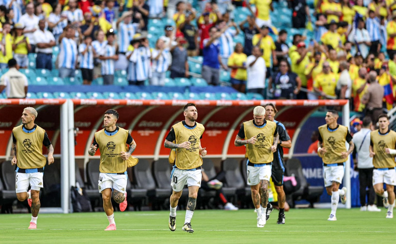 FOTO: La entrada en calor de la Selección argentina. (Foto: @FOXSportsArg)